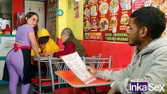 Odtwórz Dojrzała mamuśka mści się na czarnym ogierze w restauracji