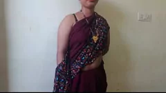 play Desi Indian Bhabhi's Dirty Hindi Dick-Sucking Session