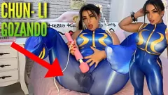Odtwórz Hentai Chun Li cosplay: Hitachi orgazm zwilżający jej majtki i spodnie